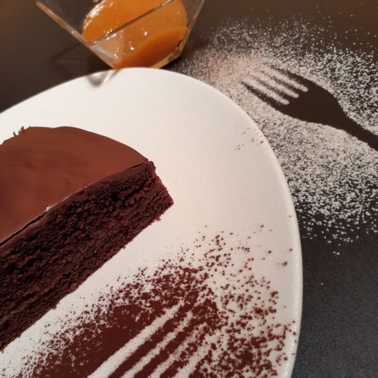 sacher-torte-vegan-bio-farro-albicocche-dolci-veg-cioccolato