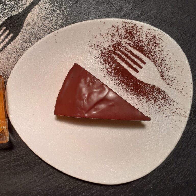 torta-sacher-veg-bio-farro-cioccolato-albicocche-olio-evo-dolci-vegani