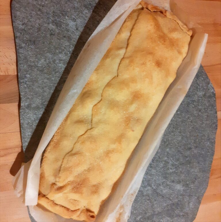 strudel-intero-bio-vegan-mele-fichi-uvetta-pinoli-noci